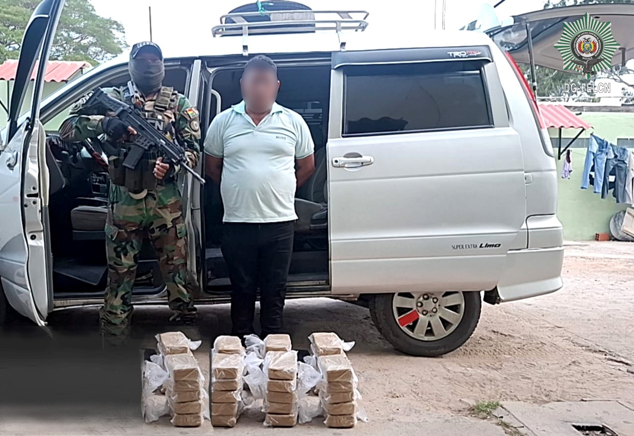 VEHÍCULO TRASPORTABA, 40 PAQUETES DE PASTA BASE DE COCAÍNA EN COMPARTIMIENTO ARTESANAL   