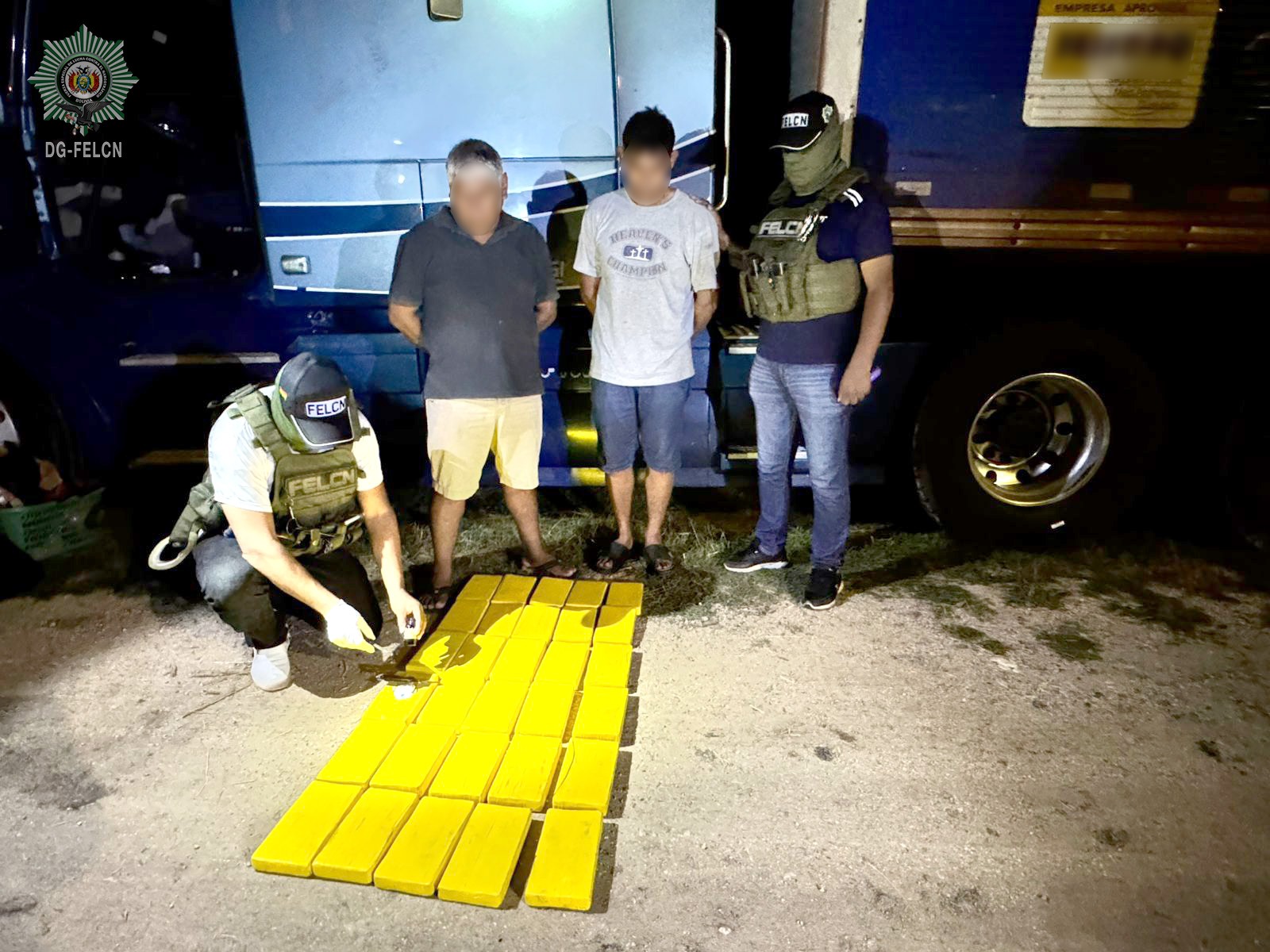 TRACTO CAMIÓN TRANSPORTABA 30 PAQUETES DE CLORHIDRATO DE COCAÍNA  