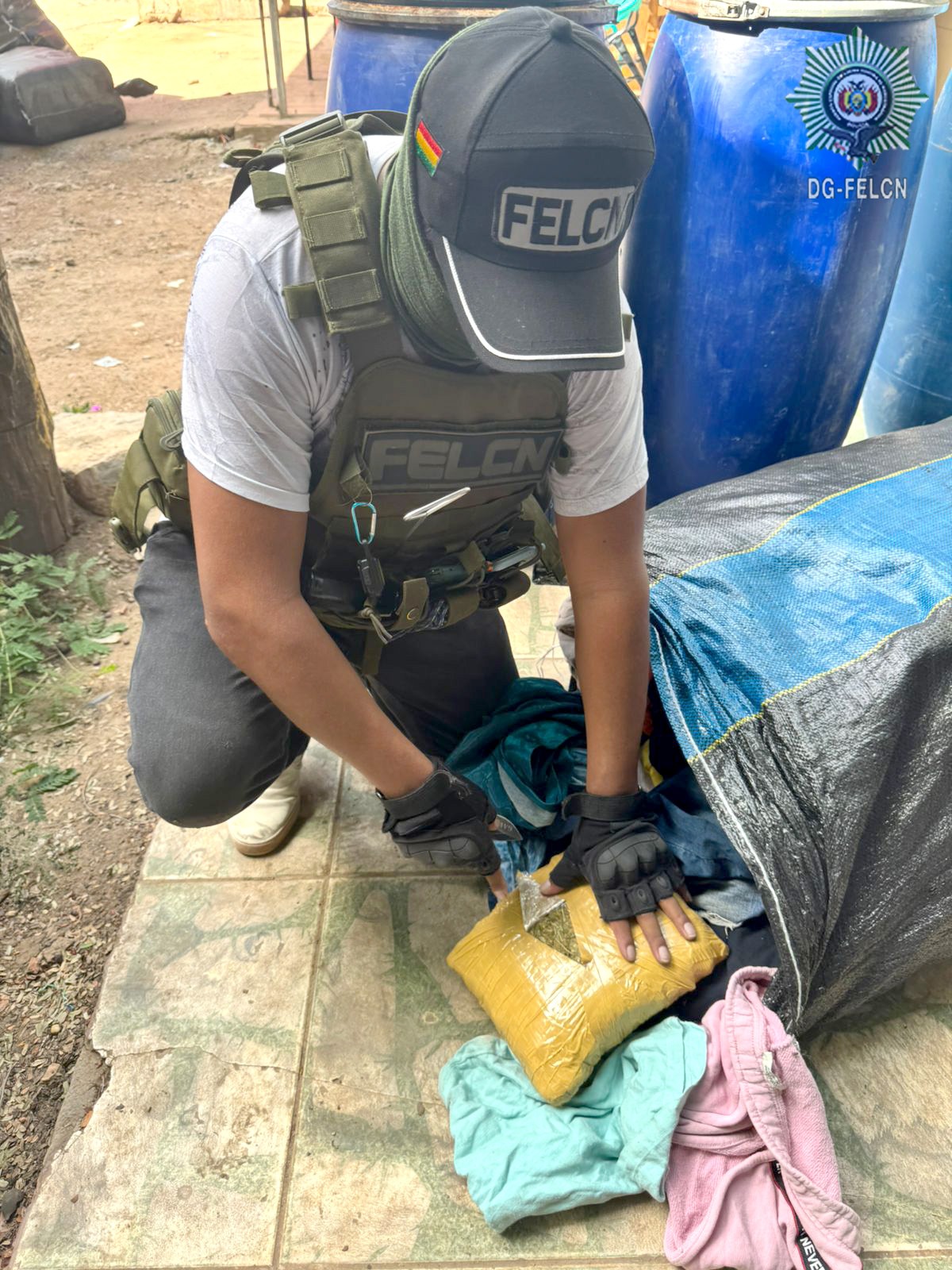 10 PAQUETES DE MARIHUANA CAMUFLADA ENTRE PRENDAS DE VESTIR