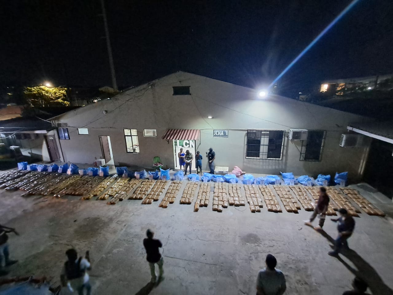 SECUESTRAN PAQUETES DE MARIHUANA EN TRACTOCAMIÓN