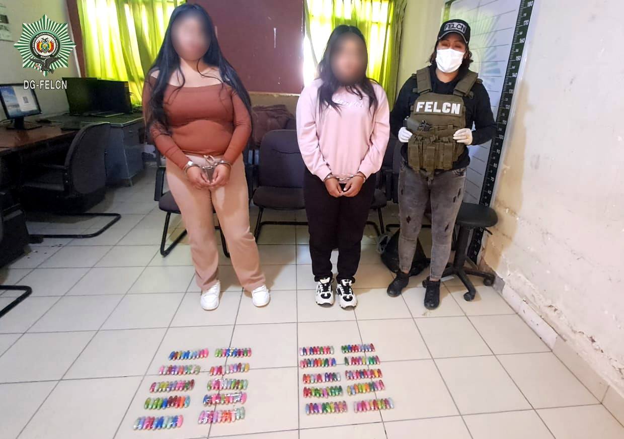FELCN APREHENDE A DOS MUJERES CON 100 CÁPSULAS DE COCAÍNA