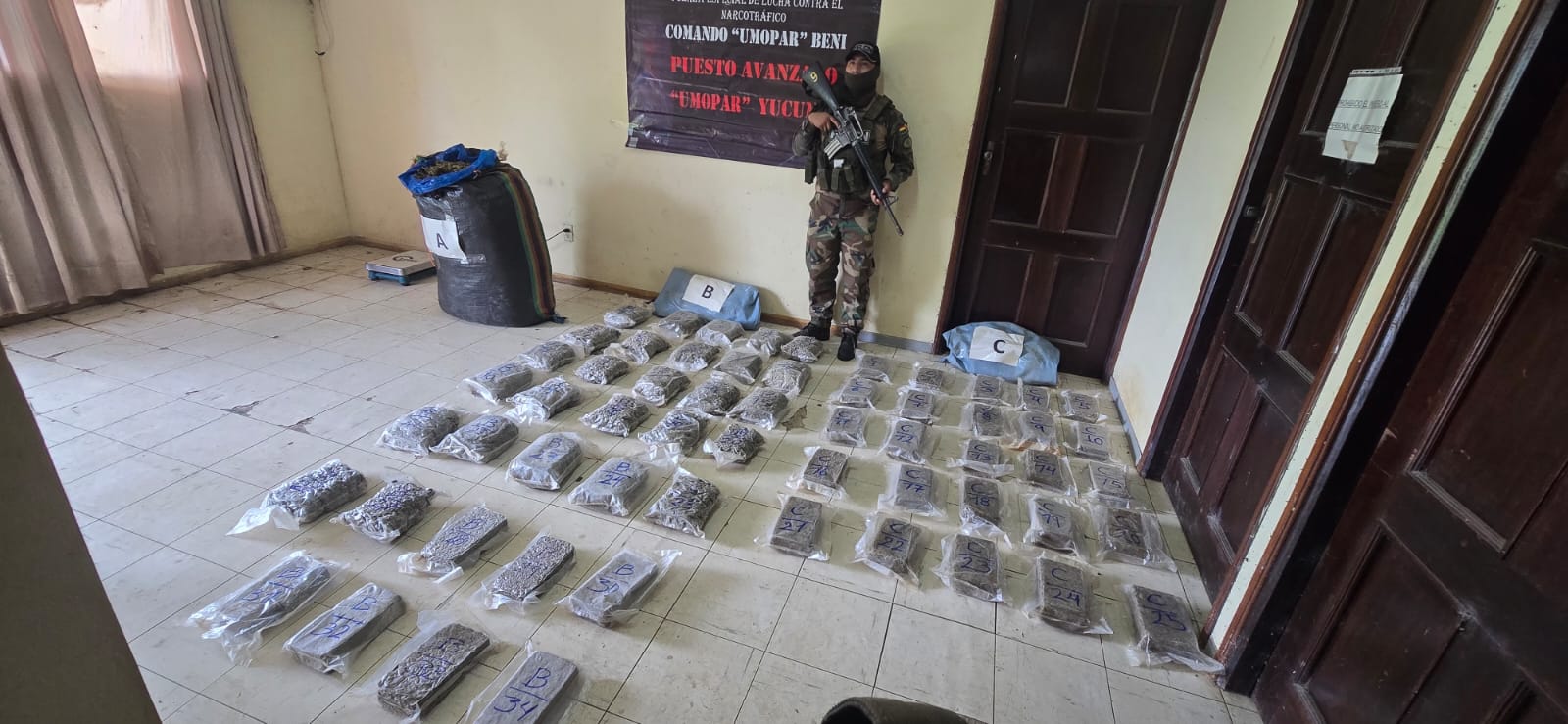VEHÍCULO INTERCEPTADO CON MARIHUANA