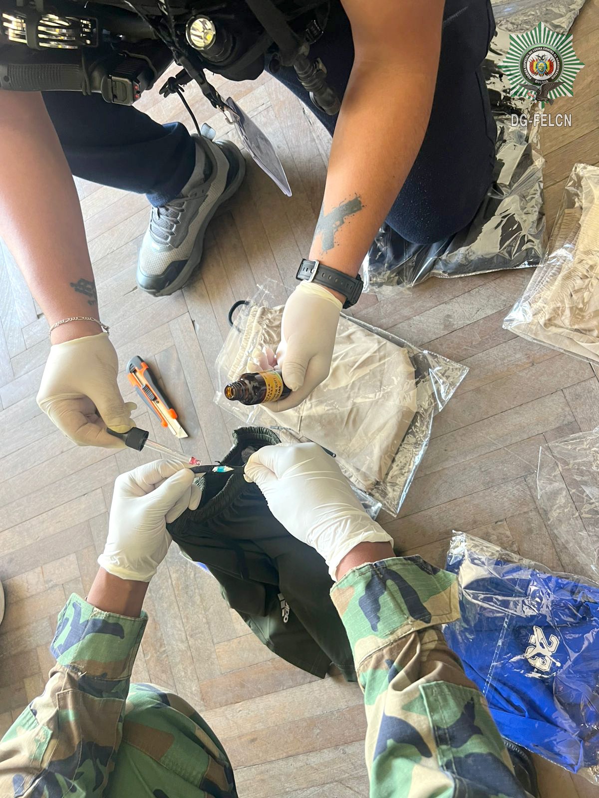 COCAÍNA OCULTA EN SHORTS