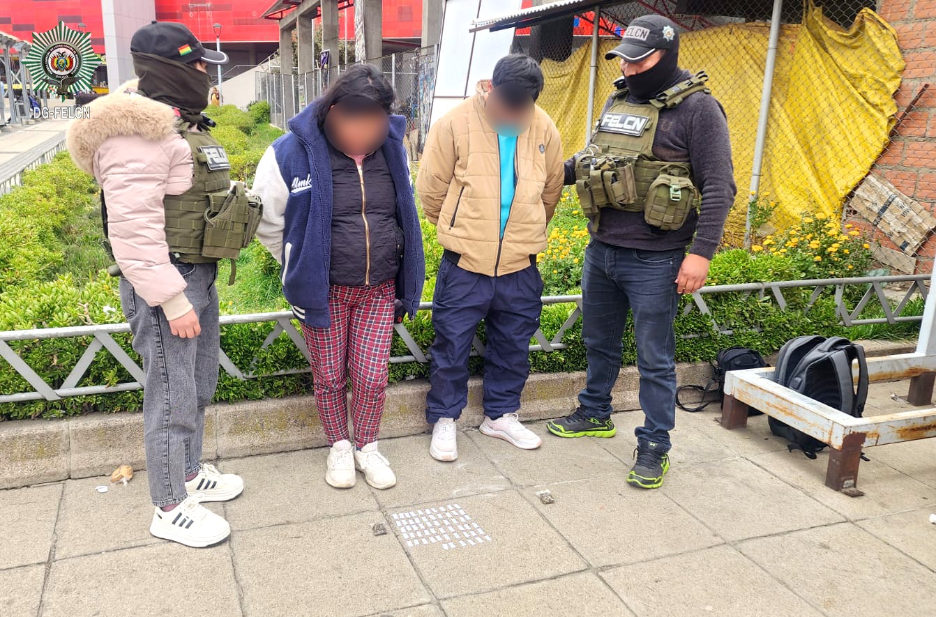 APREHENDEN A DOS PERSONAS CON SUSTANCIAS CONTROLADAS