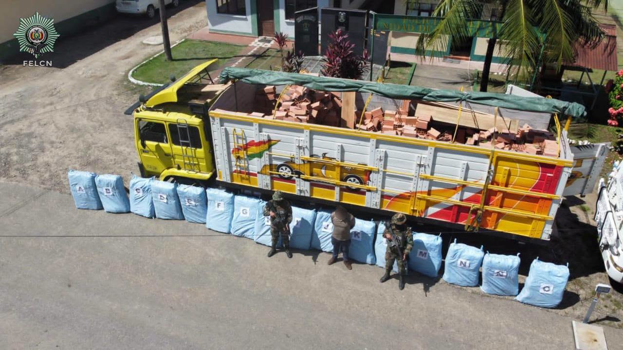 MARIHUANA CAMUFLADA EN MATERIAL DE CONSTRUCCIÓN