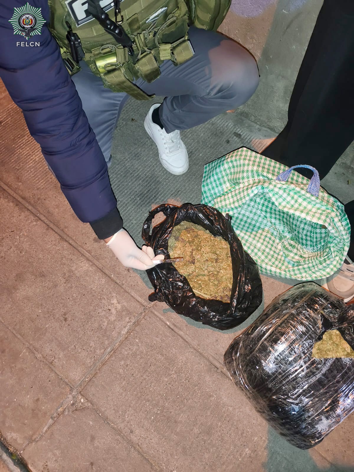 APREHENDEN A UNA PERSONA POR POSESIÓN DE MARIHUANA