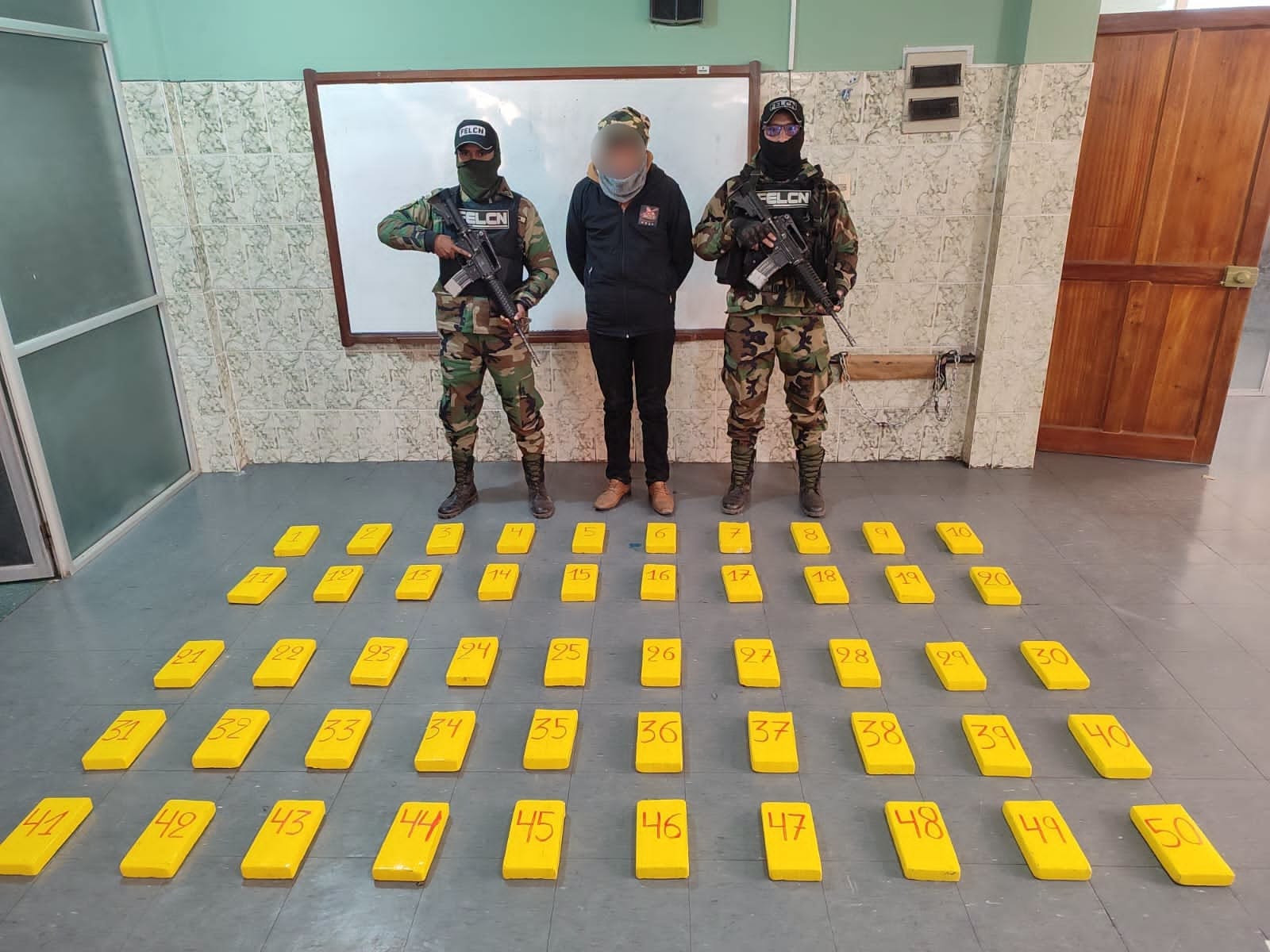 INTERCEPTAN MINIBÚS CON COCAÍNA OCULTA EN COMPARTIMIENTO ACONDICIONADO